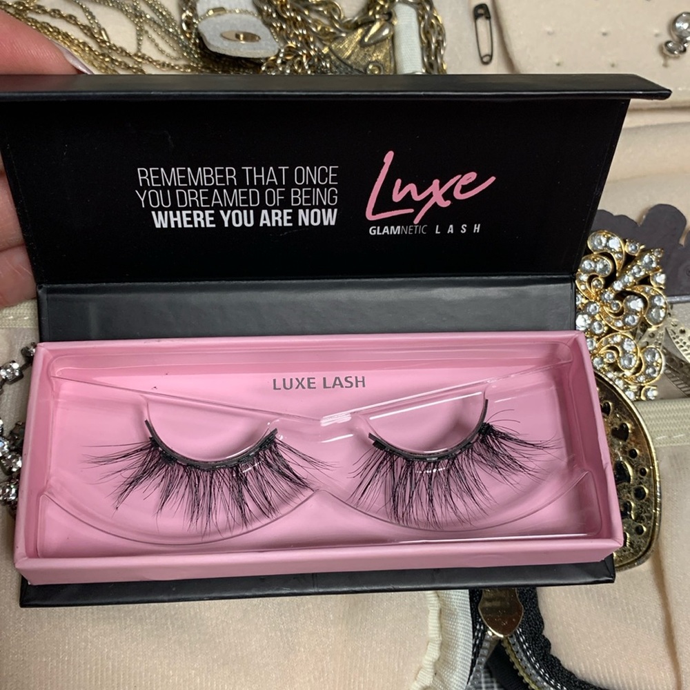 Glamnetic LUXE lashes, clipped track